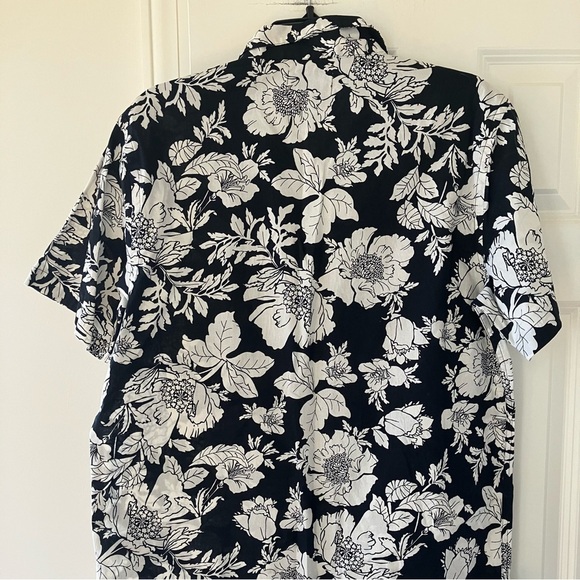 NWT Men’s Old Navy Black Floral Camp Button Up Hawaiian Short Sleeve Shirt Med - Picture 3 of 6